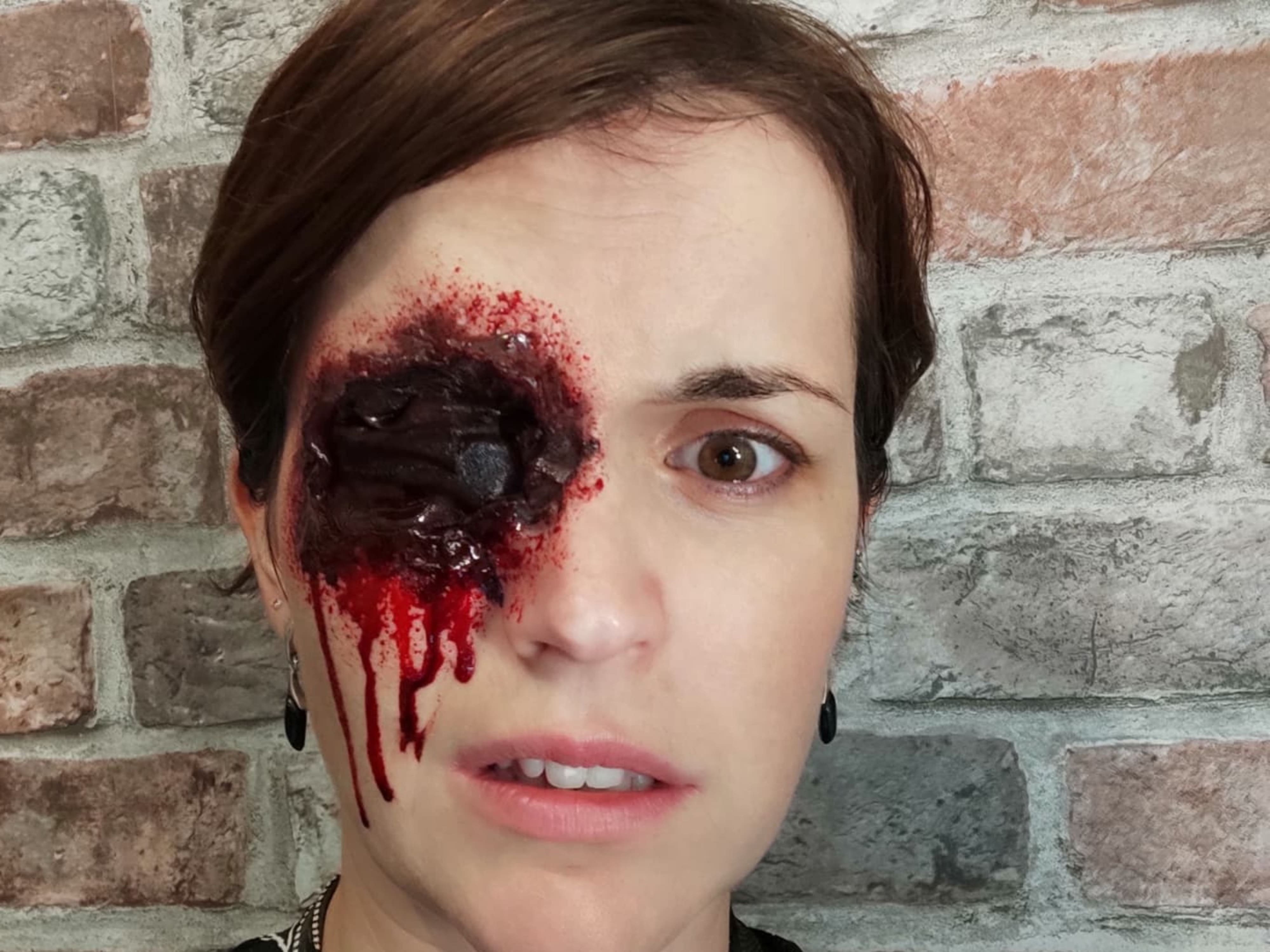 Maquillage oeil sang