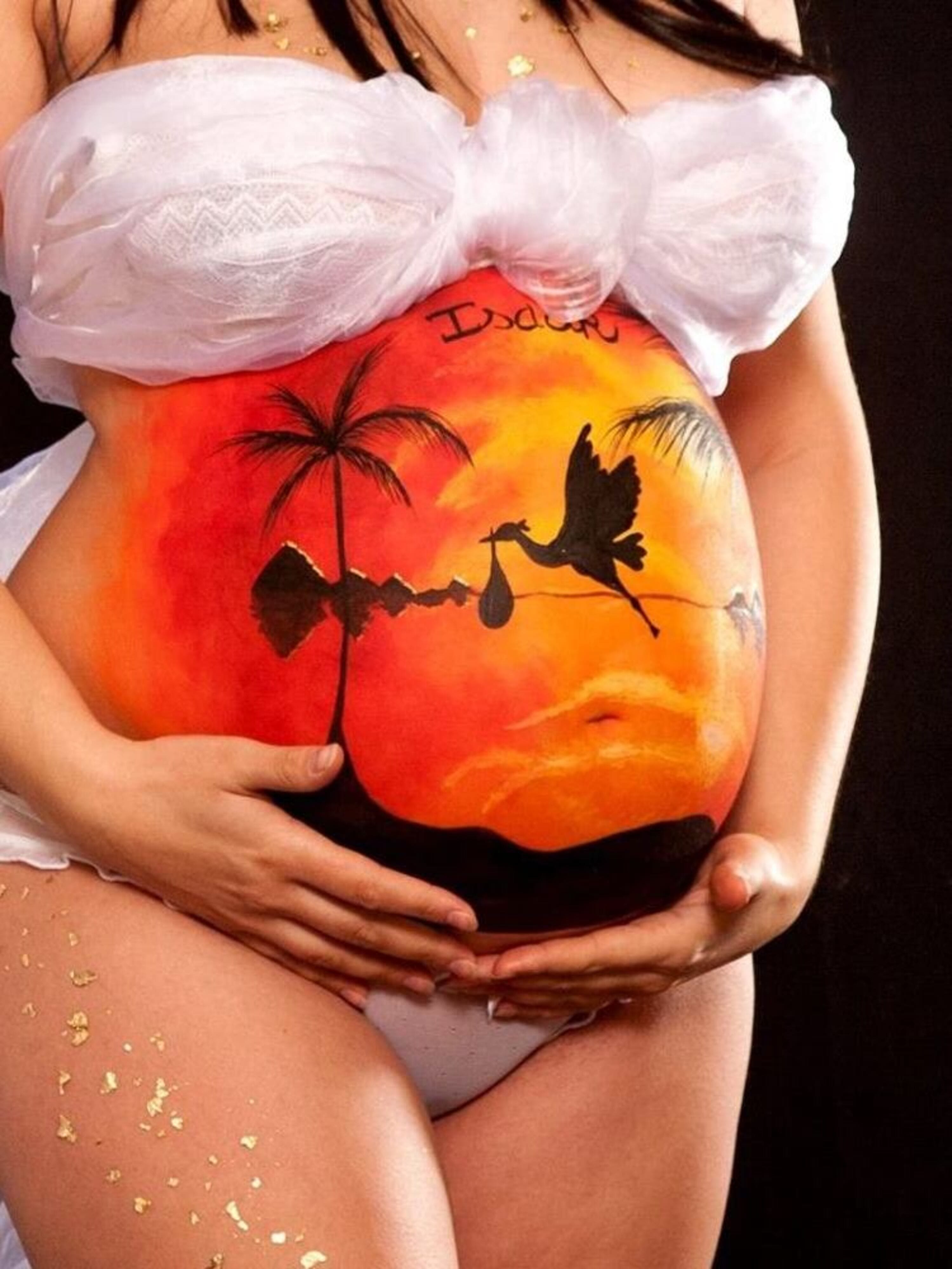 photo coucher de soleil sur une femme enceinte