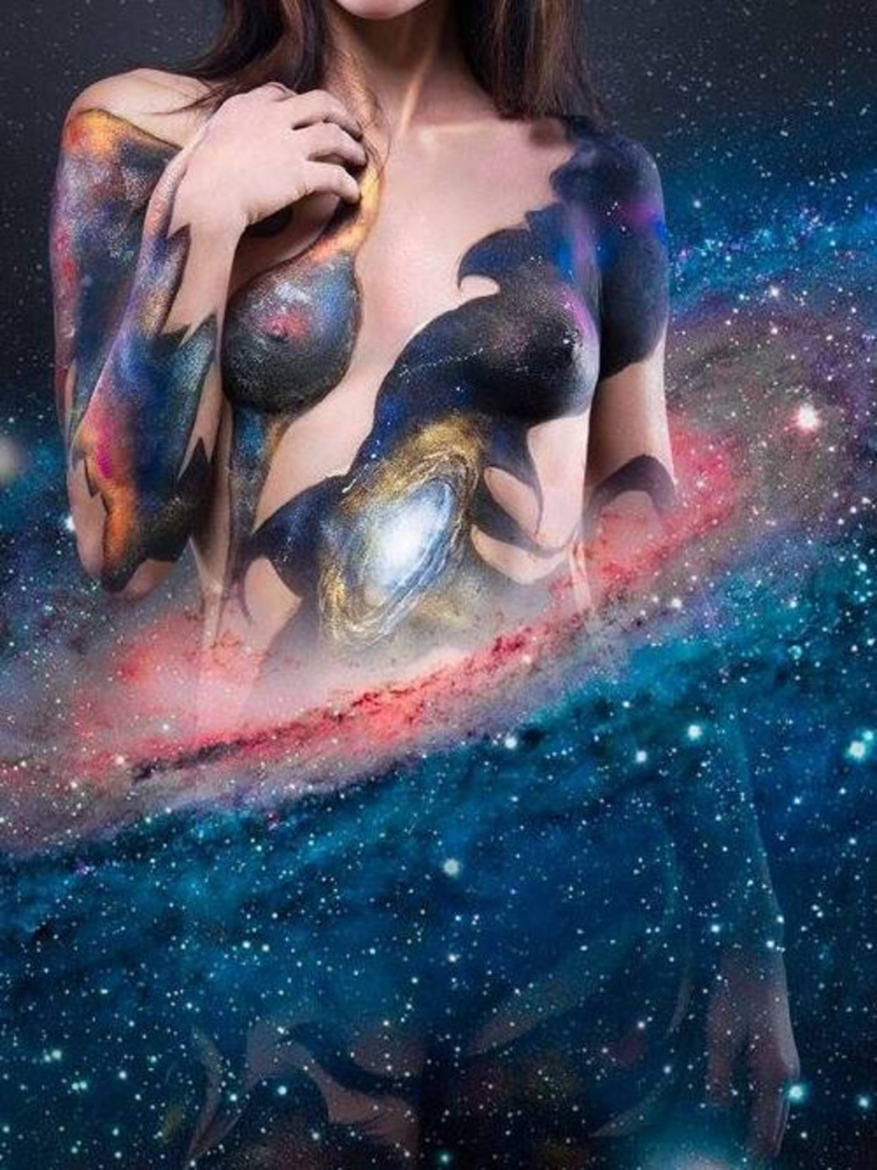 photo body painting d'une femme avec univers et galaxie peinte sur le corps